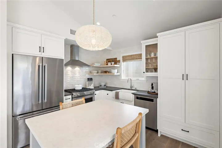 Fully equipped kitchen including with a dishwasher and pantry with pullout drawers