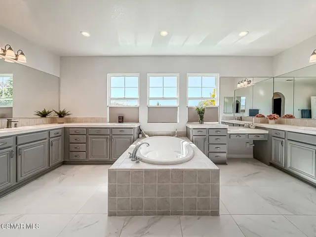 lPrimary Bedroom Suite5