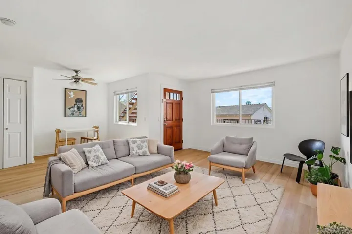 Virtually staged. Original: https://zimg.paragon.ice.com/ParagonImages/Property/PA/SDMLS/-515134/5/533/400/2a48df592c94d8e88255bd8cb14c03d8/3/731387653b71852bf2dbf21e62ef658b/-515134-d57f4adf-c0bf-4dca-a9f9-53e2521fbf1a.JPG