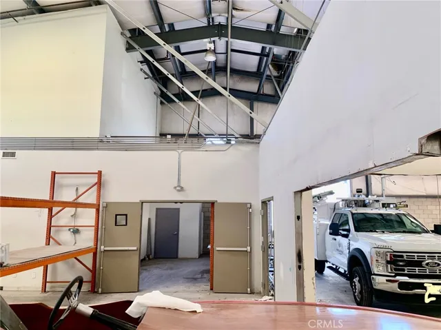 Approx 25 foot ceilings.