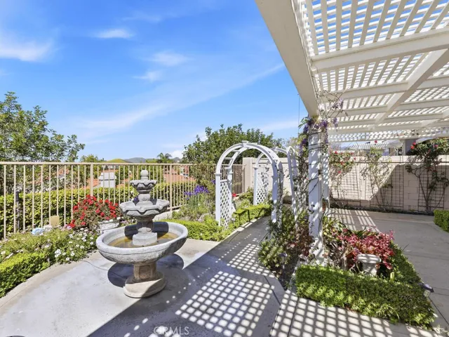 Tranquil garden with flowerbeds and patio!