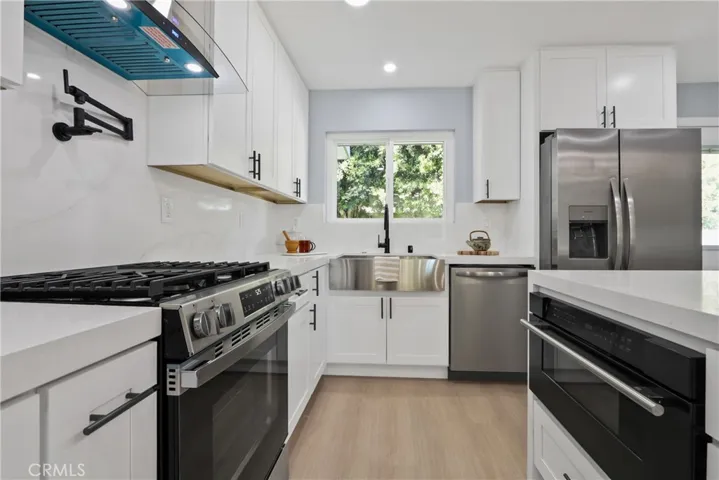 KITCHEN. LARGE STAINLESS STEEL FARM SINK