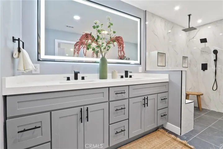 MASTER ENSUITE BATHROOM