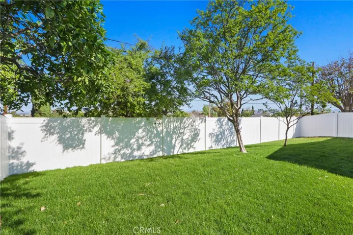 LARGE BACK / SIDE YARD