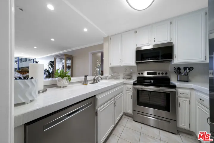 KITCHEN W/ SS APPLIANCES