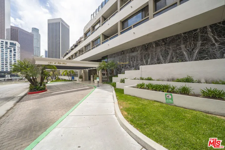 FRONT OF THE PROMENADE