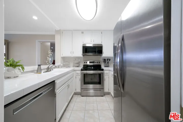 KITCHEN W/ SS APPLIANCE