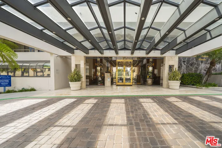 PORTE COCHERE/ENTRY