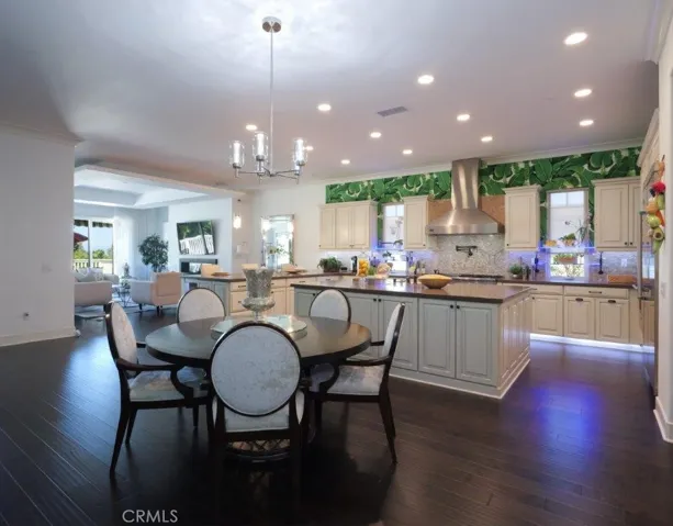Open Kitchen & Casual Dining Area