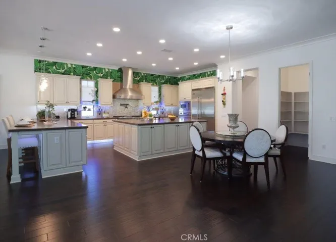 Open Kitchen & Casual Dining Area
