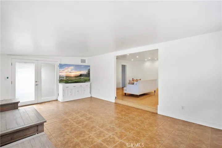 LOTS OF LIGHT, SUNNY ROOM
