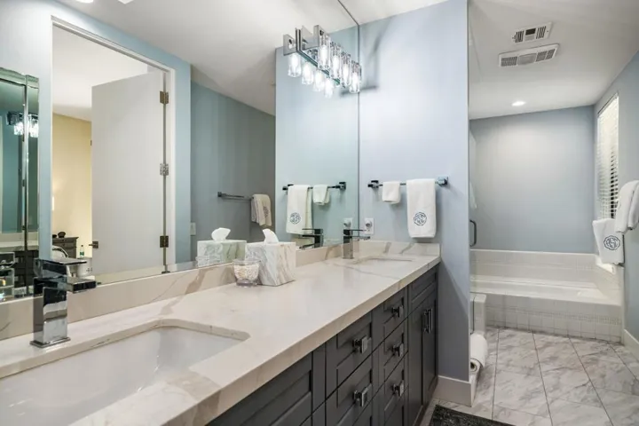 Sleek ensuite bath
