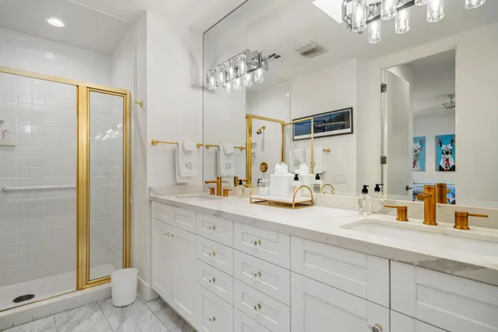 Guest bath..
