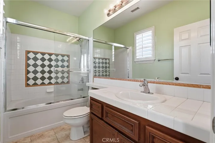 Ensuite bath in the 2nd level front bedroom