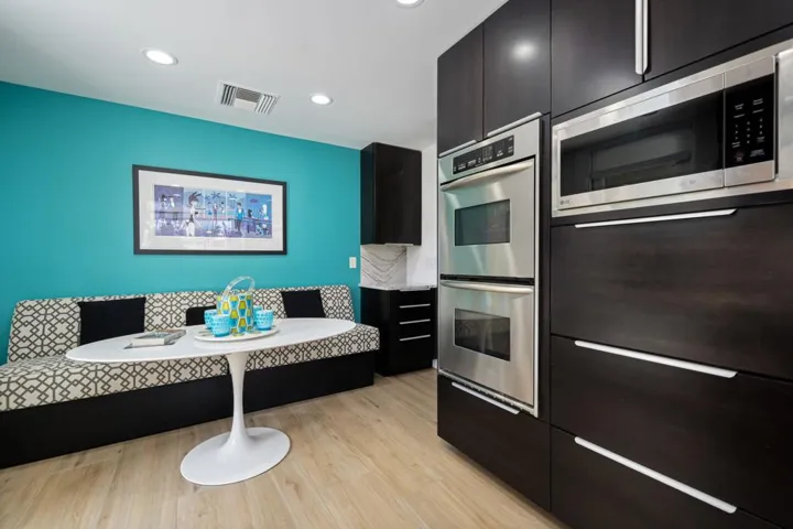 Kitchen & Banquet Seating