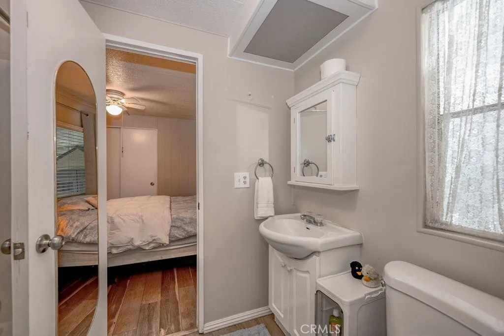 Another view of the secondary bathroom!
