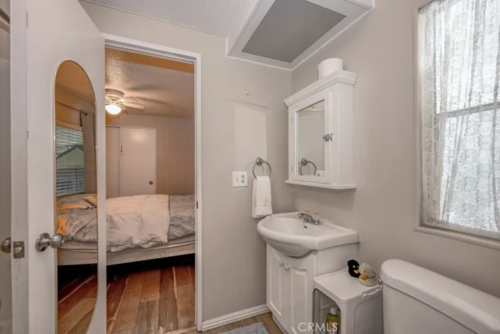 Another view of the secondary bathroom!