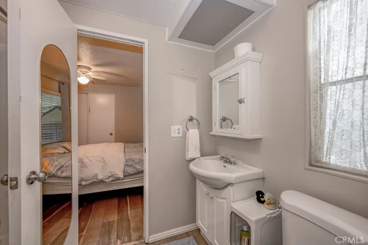 Another view of the secondary bathroom!