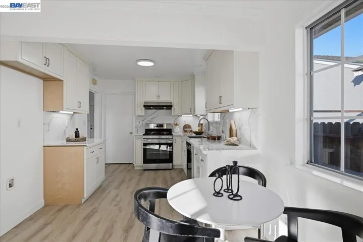 Kitchen Eat-in Area