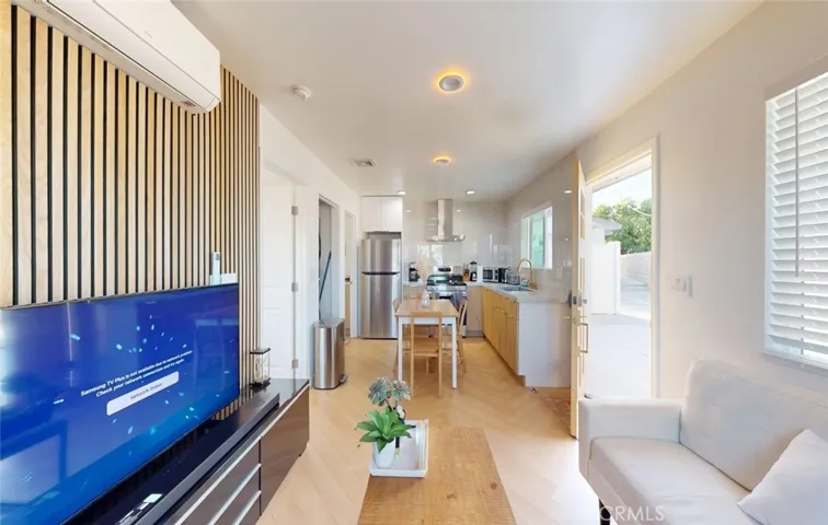 Open Interior Space with Flexible Layout Options