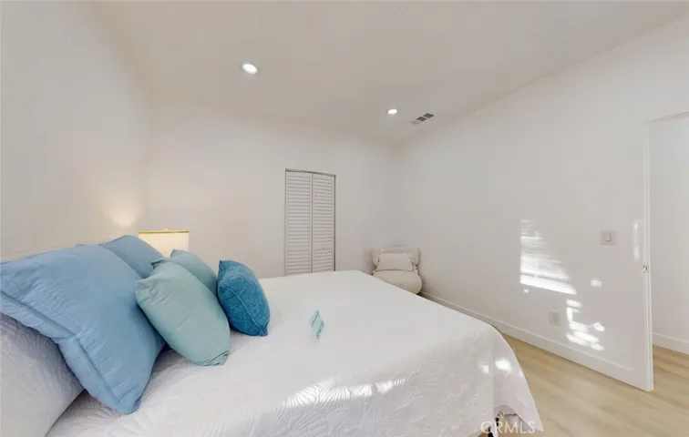 Cozy Bedroom Space Supporting Flexible Living Arrangements
