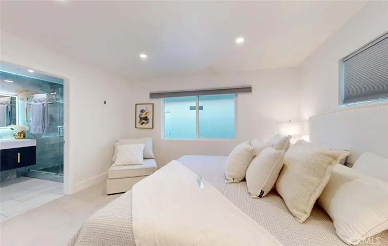 Flexible Bedroom or Office Space