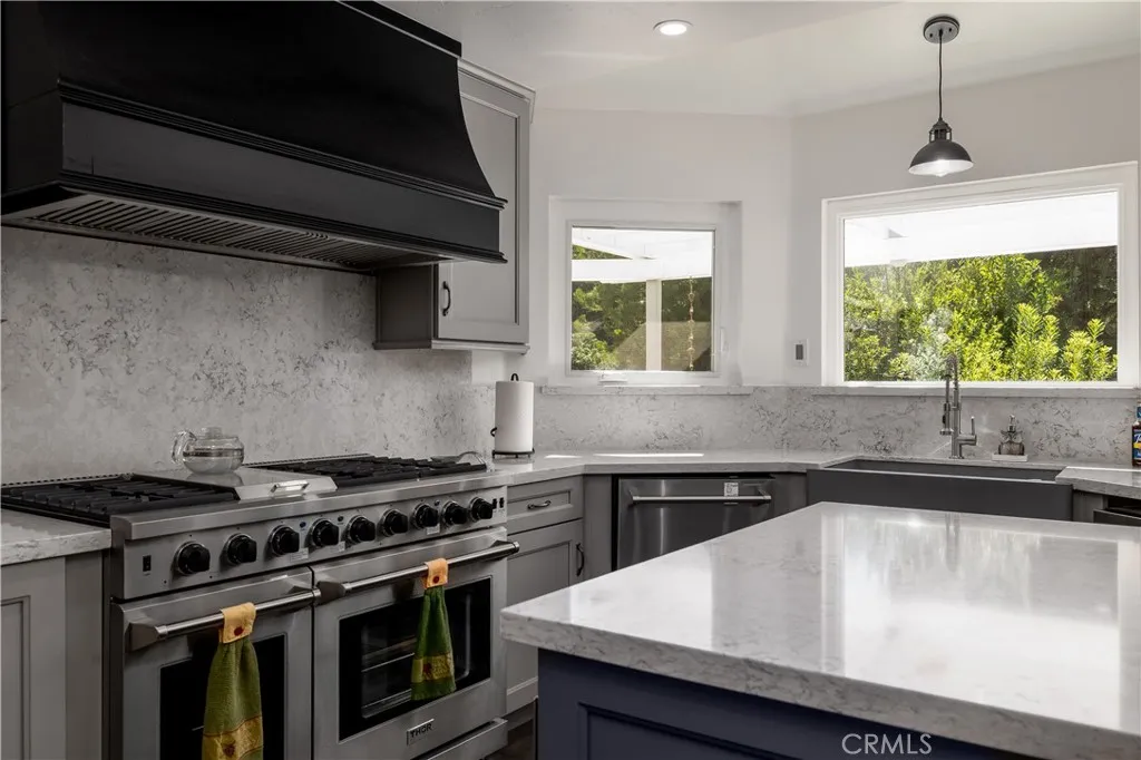GORGEOUS GAS STOVE AND GRIDDLE