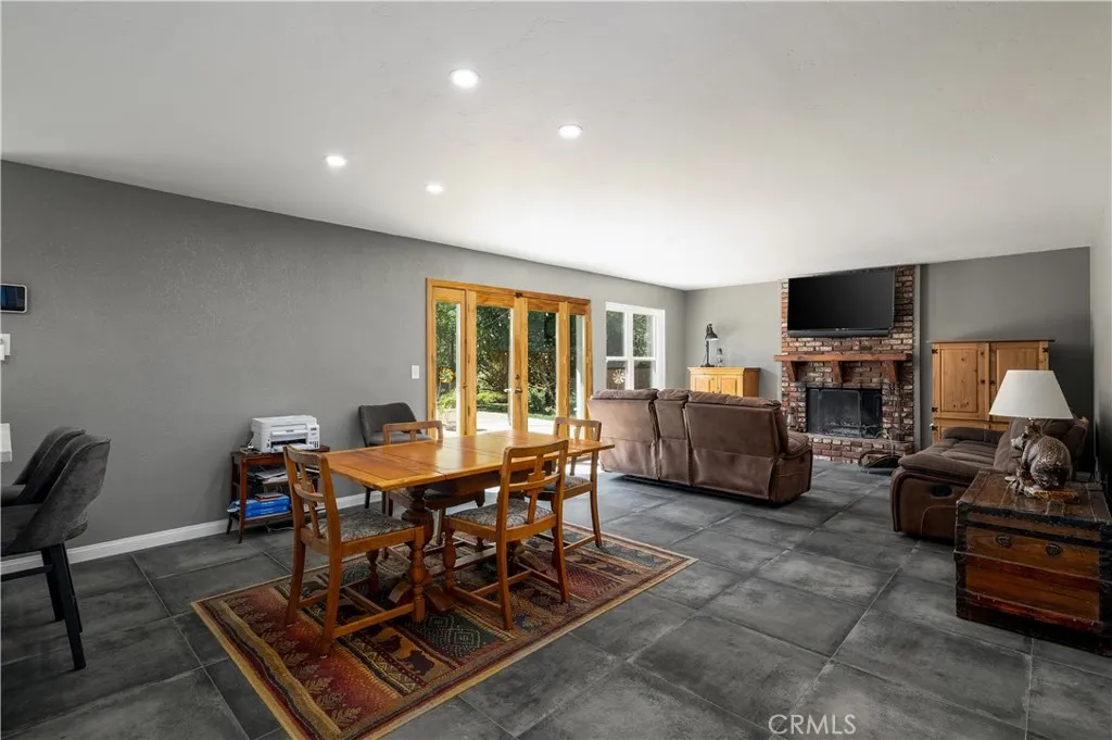 OPEN FLOORPLAN LIVING AREA