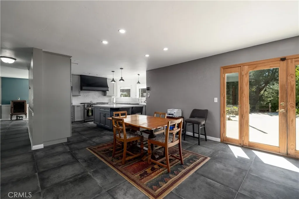 INFORMAL DINING