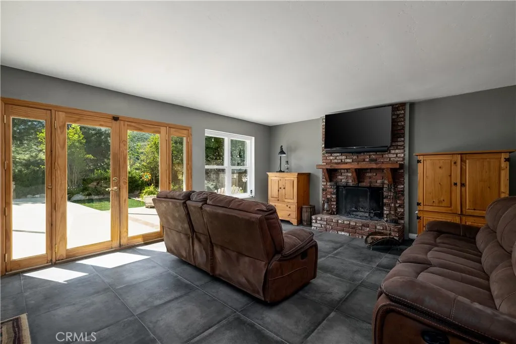 2ND GAS FIREPLACE