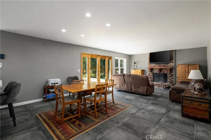 OPEN FLOORPLAN LIVING AREA