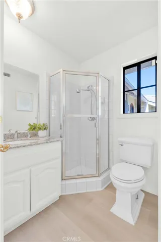 Full Bathroom w/ Shower