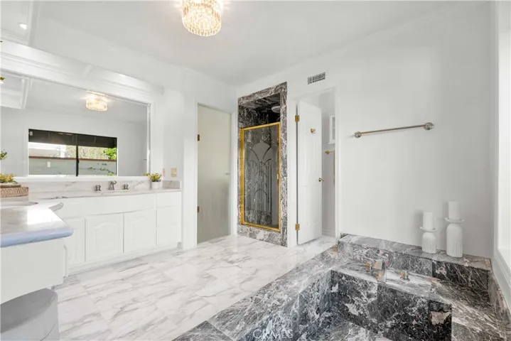 Primary En-Suite Bathroom