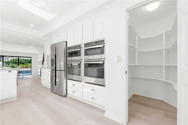 Kitchen w/ Walk-in Pantry