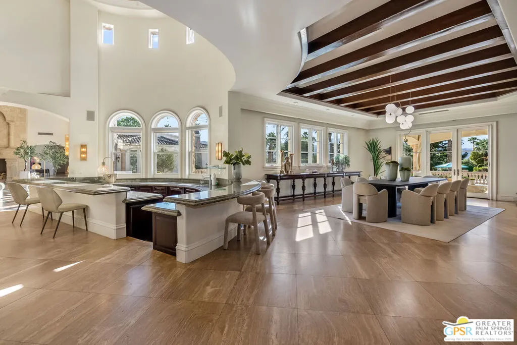 Dining Room with Wet Bar on le