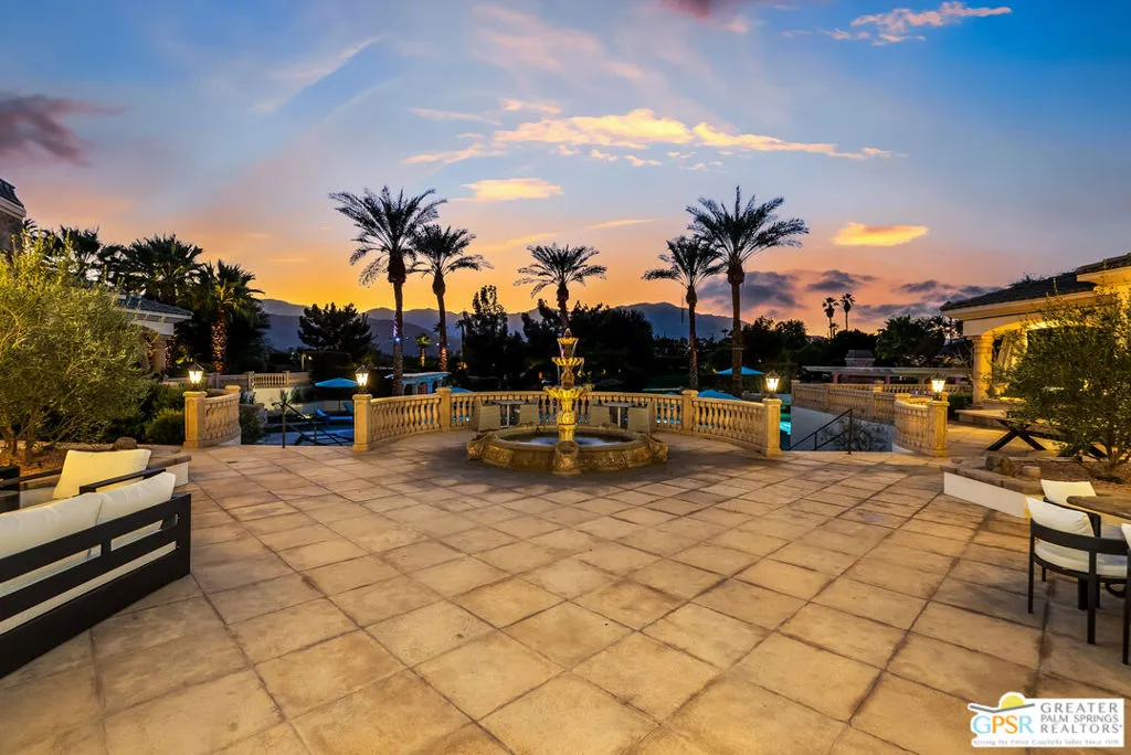 Grand Terrace - Large Scale En