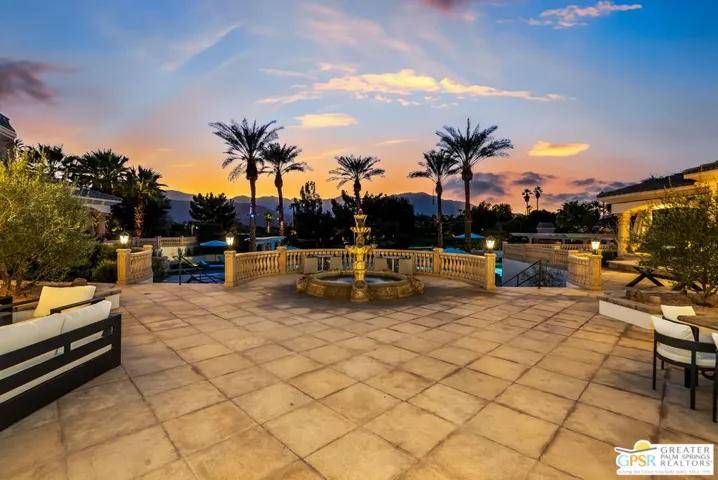 Grand Terrace - Large Scale En