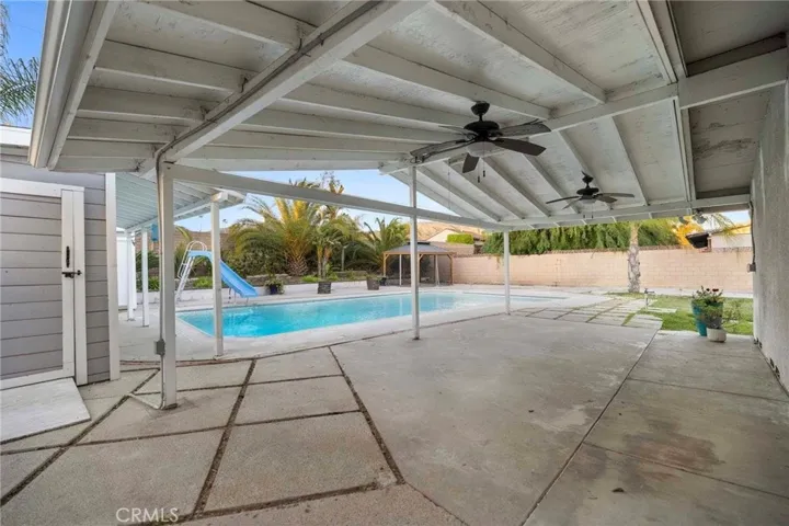 Great covered patio area for entertaining.