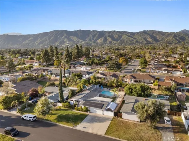 Wow! What a great view of the Mountains and so close to take a hike. Glendora is known as "Pride of the Foothills".
