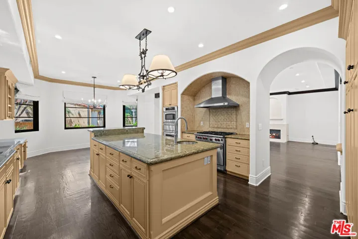 305 N Palm Drive, Beverly Hills, California 90210