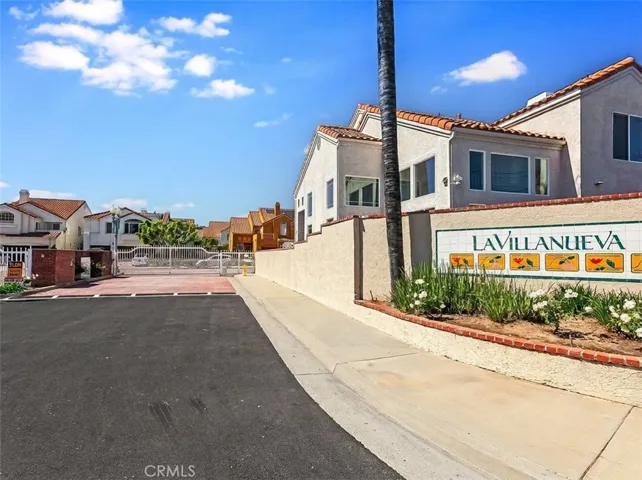 Located within the prestigious GATED COMMUNITY of La Villanueva.