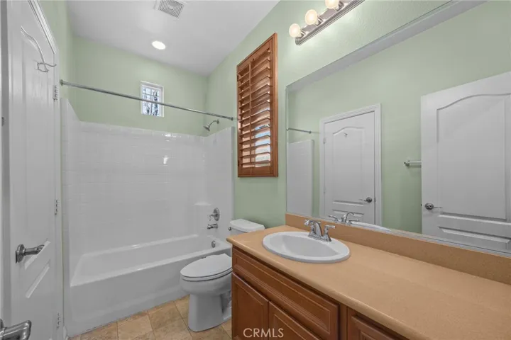 Second bath with shutters