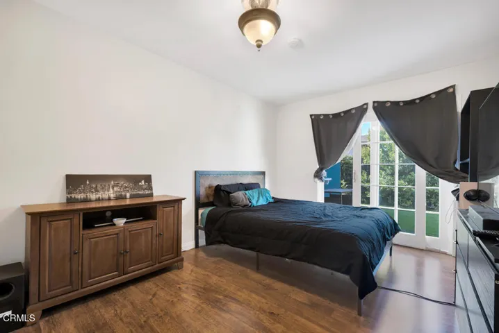 Spacious guest bedroom (2)