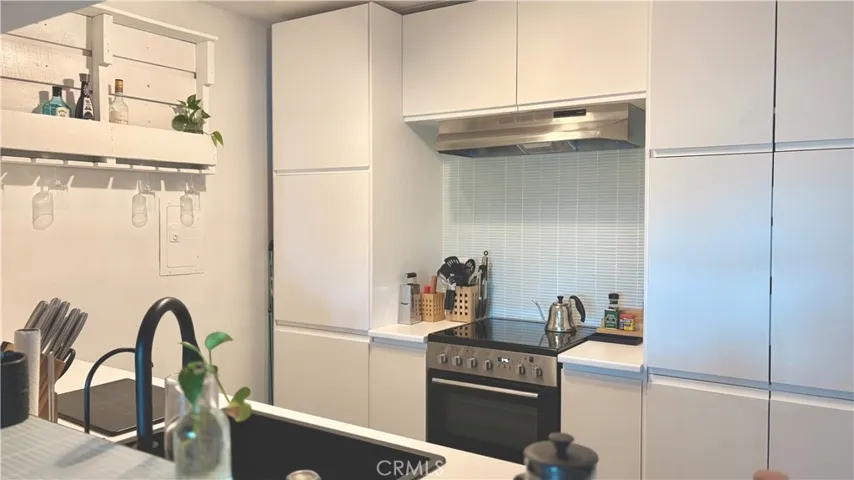 Kitchen w/hidden fridge