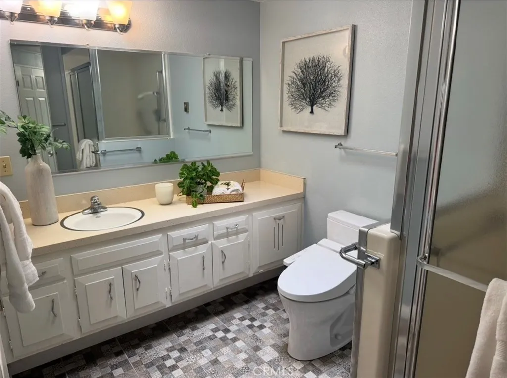 Large bathroom with a washer & dryer