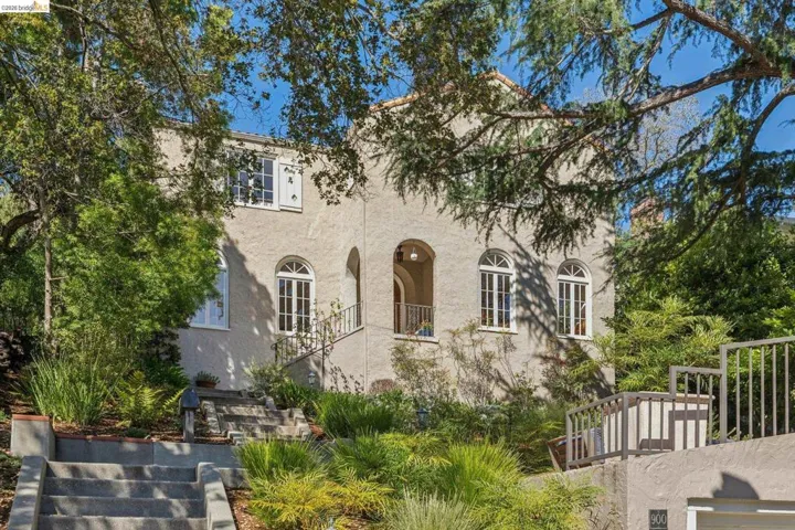 900 Rosemount Rd, Oakland, California 94610
