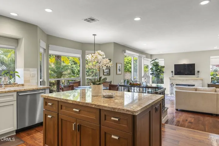 31-web-or-mls-UpmarketMedia-2113Dor-102