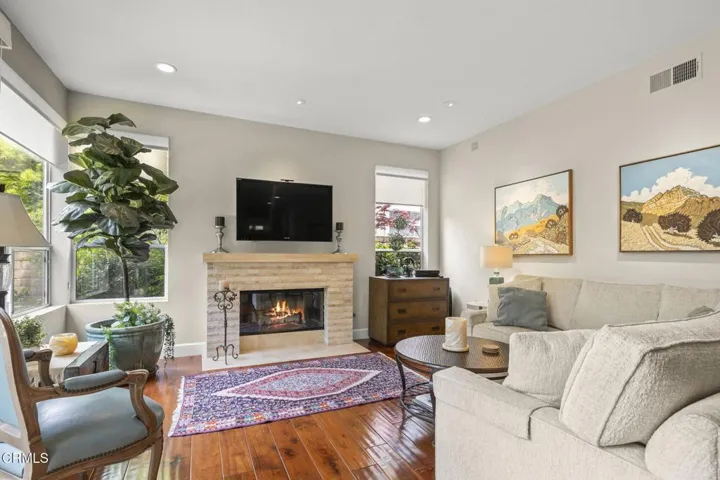24-web-or-mls-UpmarketMedia-2113Dor-90