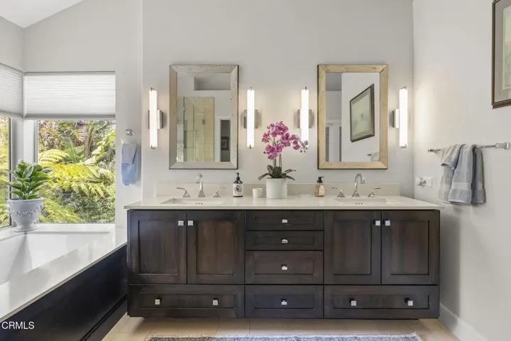 42-web-or-mls-UpmarketMedia-2113Dor-153