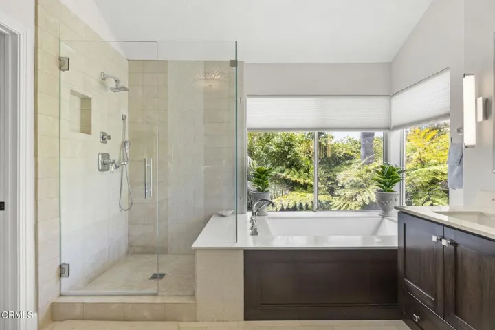 43-web-or-mls-UpmarketMedia-2113Dor-156